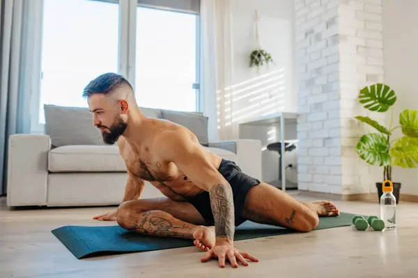 Stilig Man Gör Yoga Stretching Vila Efter Hemmaträning Nyårslöften Utöva — Stockfoto