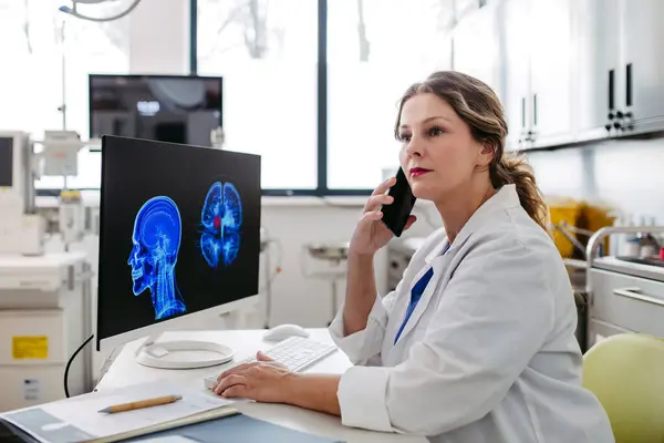 Médica Trabalhando Computador Consultório Médico Olhando Para Ressonância Magnética Telefonando — Fotografia de Stock