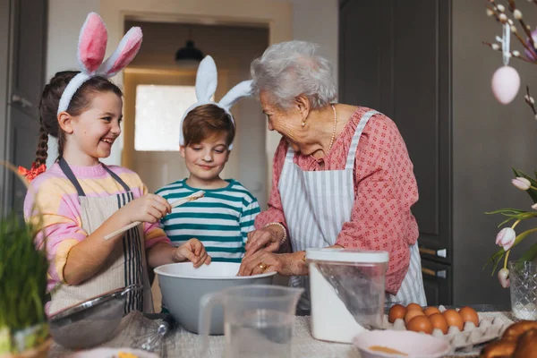 Grandmother Grandchildren Preparing Traditional Easter Meals Baking Cakes Sweets Passing — Stock Photo, Image