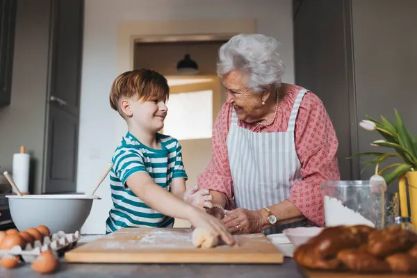 Torunuyla Büyükannesi Geleneksel Paskalya Yemekleri Hazırlıyor Paskalya Haçı Çörekleri Için — Stok fotoğraf