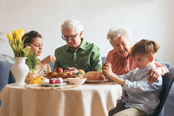 Παππούδες Εγγόνια Που Τρώνε Παραδοσιακό Πασχαλινό Γεύμα Αναπαράσταση Οικογενειακών Παραδόσεων — Φωτογραφία Αρχείου