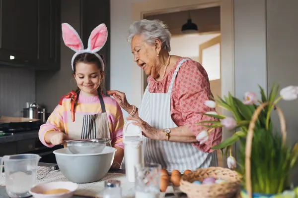 전통적인 부활절 베이킹 케이크와 과자를 준비하는 할머니 요리법 사용자 이야기를 — 스톡 사진