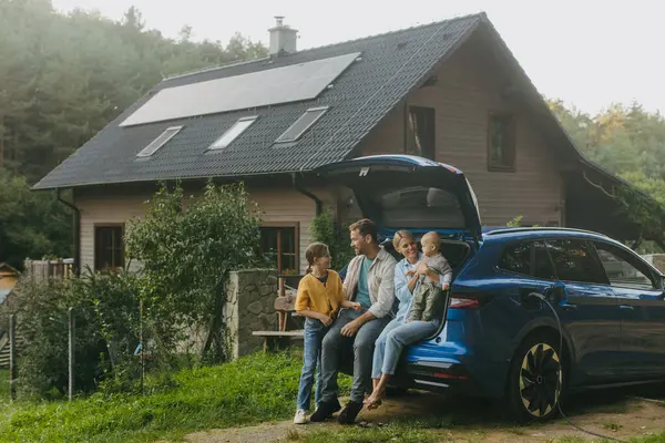 Οικογένεια Ηλεκτρικό Αυτοκίνητο Στέκεται Μπροστά Από Σπίτι Τους Ηλιακούς Συλλέκτες — Φωτογραφία Αρχείου
