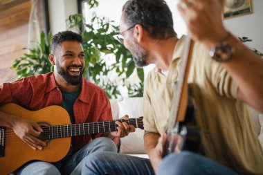 En iyi arkadaşlar, müzisyenler birlikte takılıyor. Birlikte akustik ve elektro gitarla müzik çalmak, eğlenmek. Erkek arkadaşlığı kavramı, kanka anlayışı.