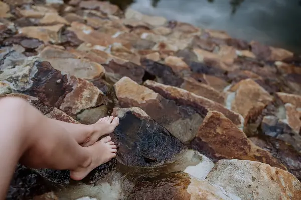 Horní Pohled Mladé Ženy Nohy Kamenných Schodech Přírodním Rybníku Během — Stock fotografie