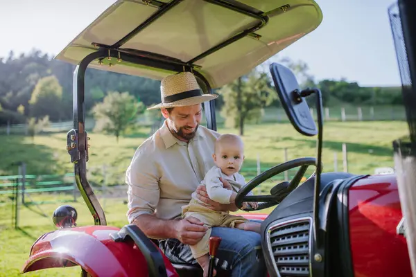 Çiftçi Baba Küçük Oğluyla Traktör Sürüyor Aile Çiftliğinde Büyüyen Küçük — Stok fotoğraf