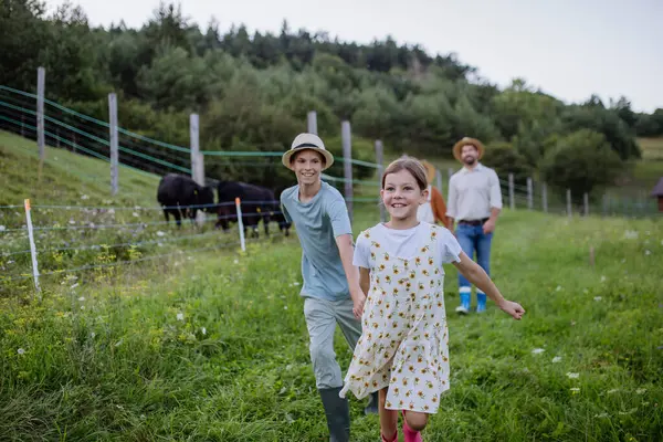 Niños Familia Campesina Corriendo Granja Tomados Mano Divirtiéndose Concepto Agricultura — Foto de Stock