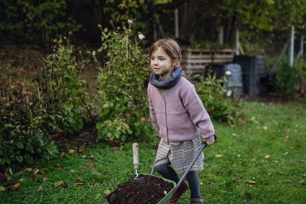 Meisje Duwt Kruiwagen Met Compost Tuin Tijdens Eerste Lentedagen Concept — Stockfoto