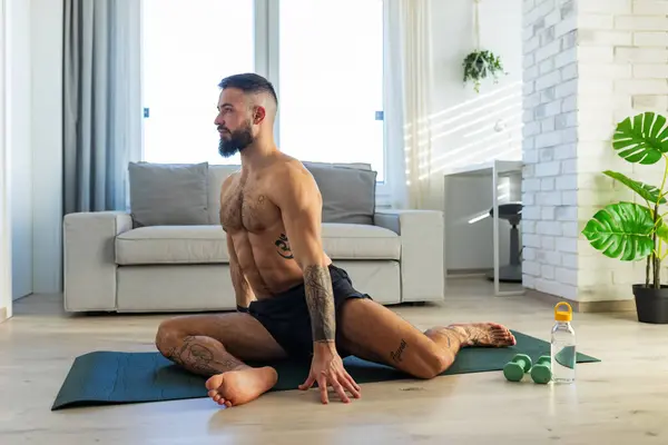 Hombre Guapo Haciendo Yoga Estirándose Descansando Después Del Entrenamiento Casa — Foto de Stock