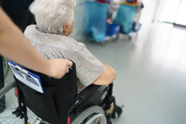 Dekat Perawat Mendorong Pasien Senior Kursi Roda Koridor Rumah Sakit — Stok Foto