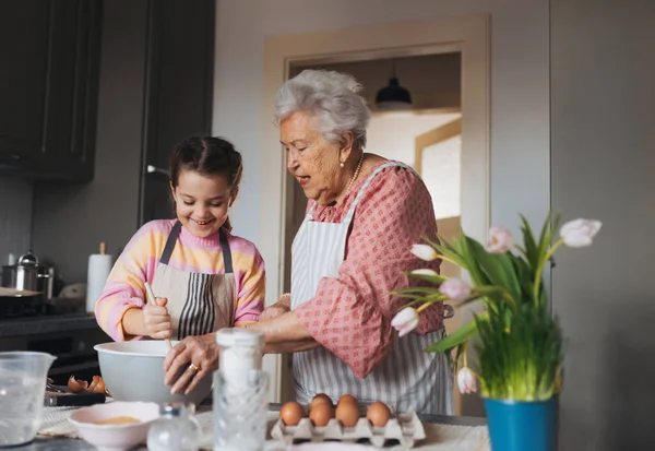 Torunuyla Büyükannesi Geleneksel Paskalya Yemekleri Hazırlıyor Kek Şeker Pişiriyor Aile — Stok fotoğraf