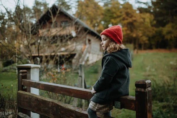 Junges Mädchen Warmen Kleidern Sitzt Auf Einem Holzzaun Oder Holztor — Stockfoto