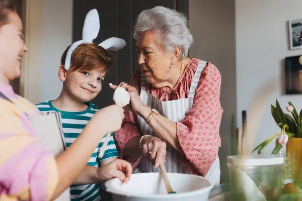 손자와 할머니 케이크와 부활절에 과자를 케이크 타자와 요리법 사용자 이야기를 — 스톡 사진