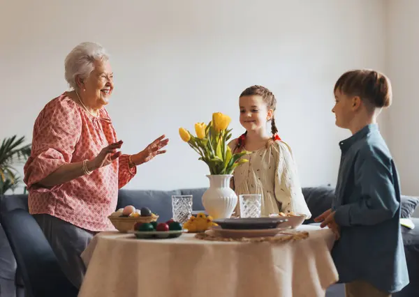 Großmutter Und Enkel Decken Den Tisch Für Das Traditionelle Osteressen — Stockfoto