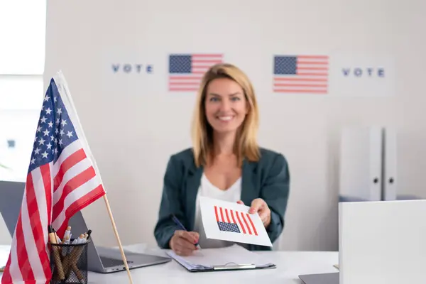 Mulher Membro Comissão Eleitoral Local Votação Dia Eleição Eua Eleições — Fotografia de Stock