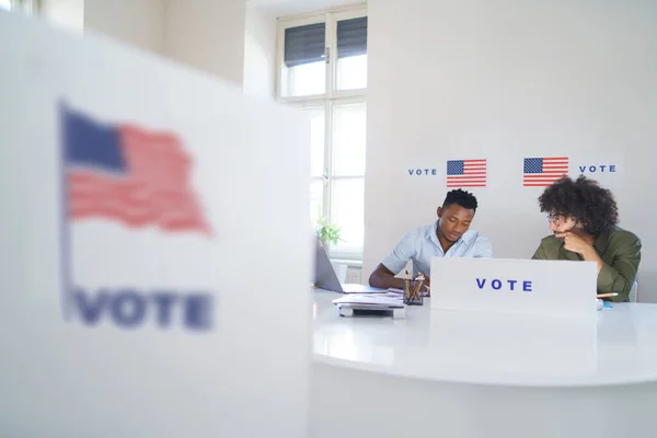 Dwóch Członków Komisji Wyborczej Lokalu Wyborczym Dniu Wyborów Usa Wyborów — Zdjęcie stockowe