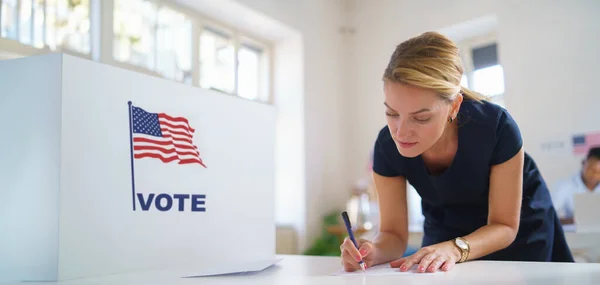 女性选民填写选举选票 美国公民在选举日的投票站投票 带有复制空间的横幅 — 图库照片