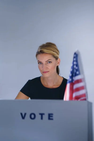 女性选民填写选举选票的肖像 美国公民在选举日的投票站投票 — 图库照片