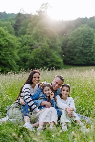 Beautfiul Young Family Sitting Grass Meadow Enjoying Together Time Laughing — Stock Photo, Image