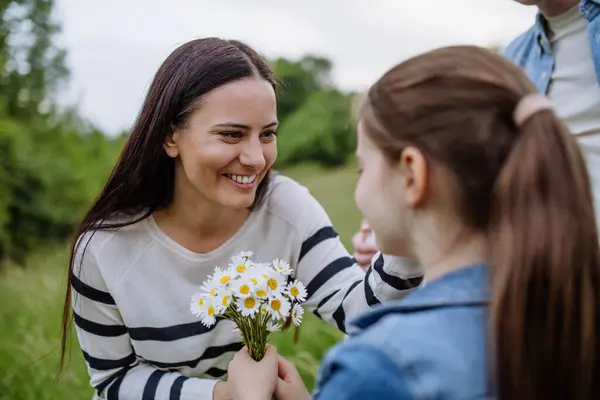Dottern Plockar Blommor Och Ger Dem Till Mamma Begreppet Familj — Stockfoto