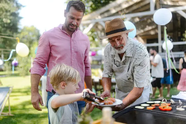Vater Großvater Und Sohn Grillen Gemeinsam Bei Einem Gartengrillfest Drei — Stockfoto