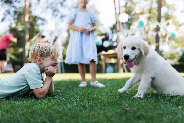 Crianças Brincando Com Filhote Cachorro Uma Festa Jardim Família Retrato — Fotografia de Stock