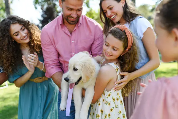 Jardim Festa Aniversário Para Menina Linda Aniversariante Recebeu Filhote Cachorro — Fotografia de Stock