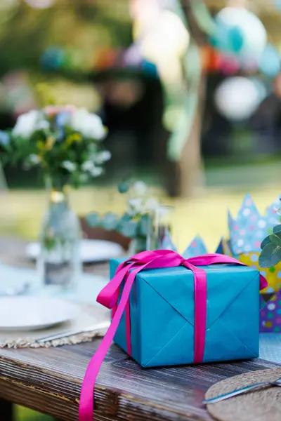 Gros Plan Cadeau Anniversaire Papier Emballage Bleu Avec Ruban Rose — Photo