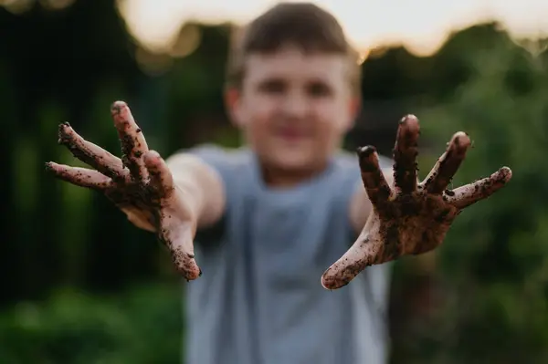 Chlapec Špinavé Ruce Práci Zahradě Ukazuje Půdu Dlaních Péče Zeleninovou — Stock fotografie