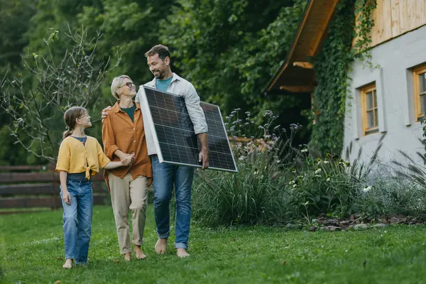 전지판을 정원에서 아버지 어머니와 에너지와 가족의 가능한 라이프 스타일 세대를 — 스톡 사진