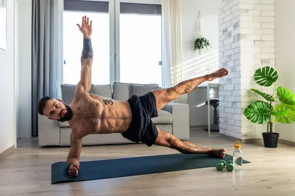 Stilig Man Gör Yoga Stretching Vila Efter Hemmaträning Nyårslöften Utöva — Stockfoto