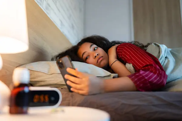 女性は眠りに落ちることができない 不眠症は睡眠の問題です 大人のための睡眠ルーチンとテクニックの概念 — ストック写真