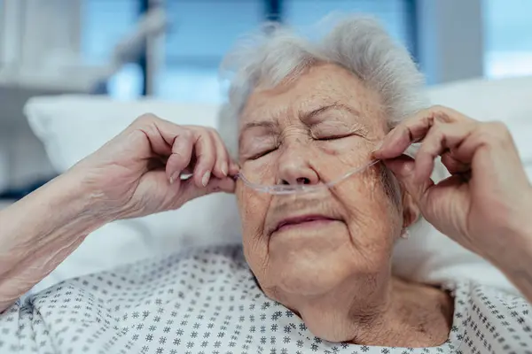 Portret Van Oudere Vrouw Beroerte Hartaanval Herstellende Liggend Ziekenhuisbed Oudere — Stockfoto