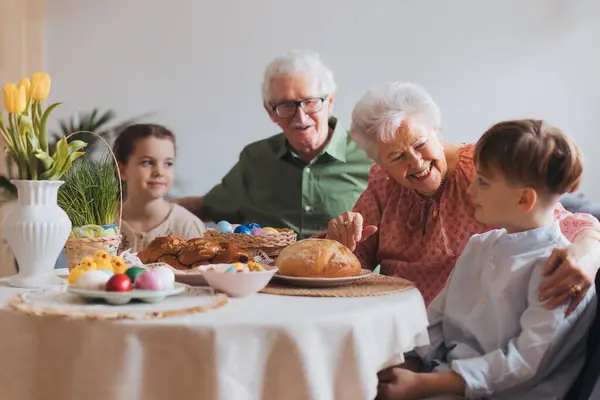 Nonni Con Nipoti Che Mangiano Tradizionale Pranzo Pasquale Ricreare Tradizioni — Foto Stock