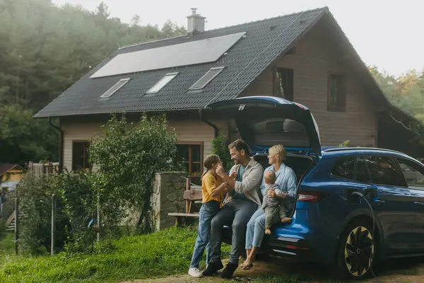 지붕에 패널과 그들의 자동차 에너지와 가족의 가능한 라이프 스타일 에너지와 — 스톡 사진