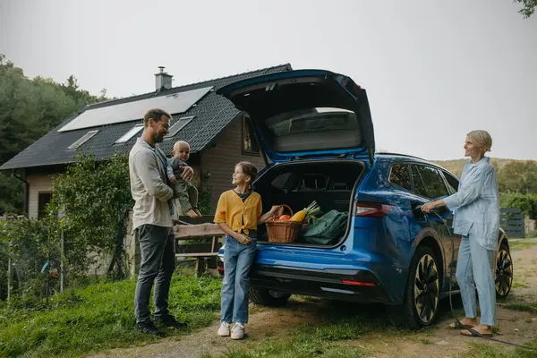지붕에 집에서 자동차와 에너지 가족의 가능한 라이프 스타일 — 스톡 사진