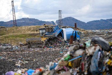 Çöp kamyonu çöp sahasına atık boşaltıyor, çevre kavramı. Boşluğu kopyala.