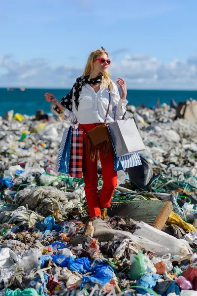 Módní Moderní Žena Skládce Nákupními Taškami Stojící Hromadě Odpadu Pláži — Stock fotografie