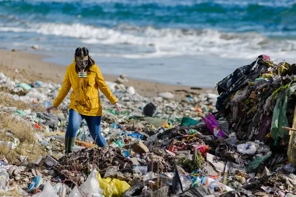 Female Activist Gas Mask Walking Landfill Large Pile Waste Sea — Stock Photo, Image