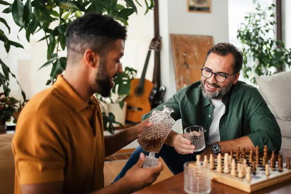 Nejlepší Přátelé Spolu Hrají Šachy Pijí Whisky Mluví Pojetí Mužského — Stock fotografie