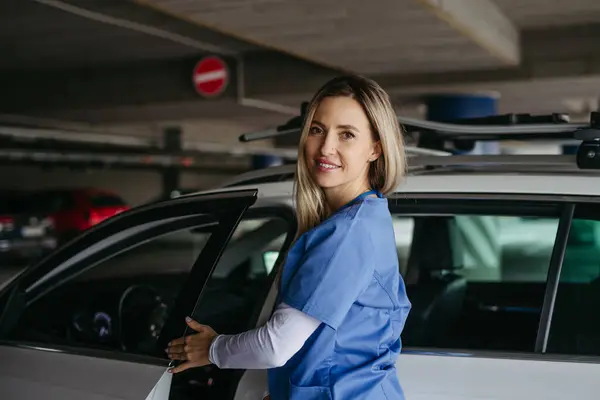 Enfermera Subiendo Auto Volviendo Casa Del Trabajo Doctora Conduciendo Coche —  Fotos de Stock