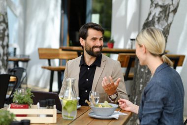 Teras restoranında romantik bir akşam yemeği yiyen çift. İki yöneticiye iş yemeği. Yeni iş projesini tartışıyorlar..