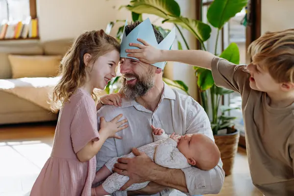 Father Paper Crown Head Holding Newborn Baby Enjoying All His — Stock Photo, Image