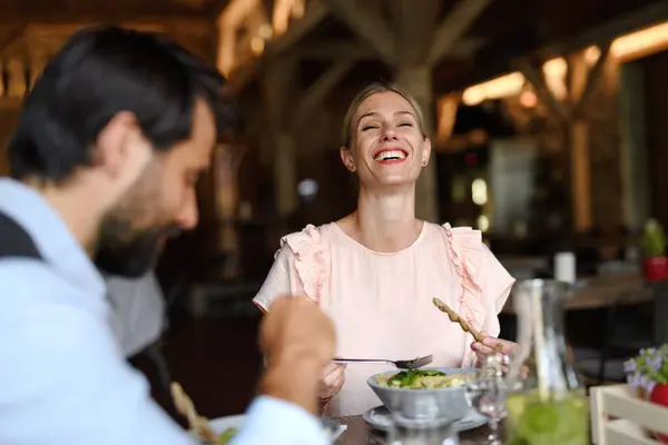 Ευτυχισμένο Ζευγάρι Στο Εστιατόριο Σύζυγος Και Σύζυγος Κάθονται Στο Τραπέζι — Φωτογραφία Αρχείου