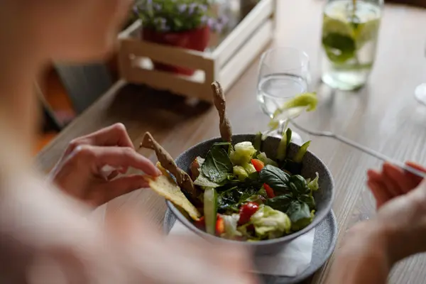 Restoranda Servis Edilen Sebze Salatasını Kapat Çin Kasesinden Sağlıklı Yiyecekler — Stok fotoğraf