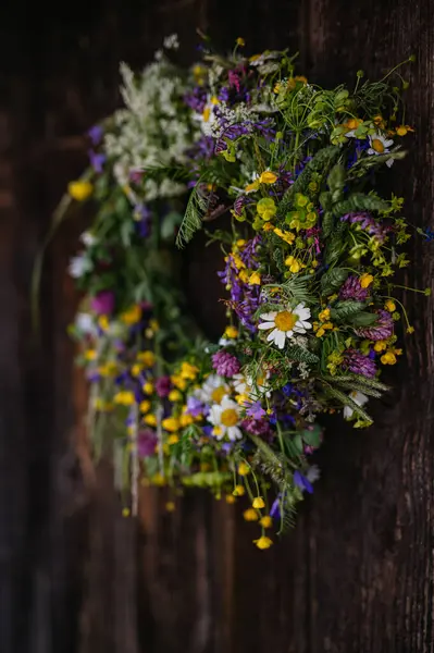 Vacker Blomsterkrans Gjord Ängsblommor Färgstark Variation Sommar Vildblommor — Stockfoto