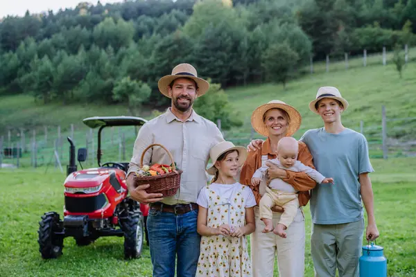 Potret Keluarga Petani Yang Memegang Keranjang Panen Penuh Dengan Sayuran — Stok Foto