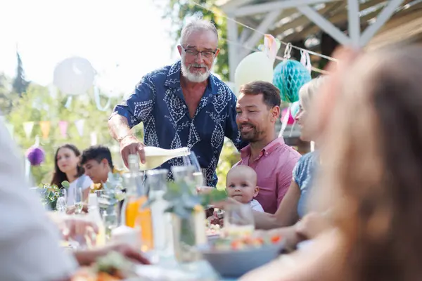 Großvater Öffnet Eine Flasche Champagner Und Gießt Wein Gläser Seniorchef — Stockfoto