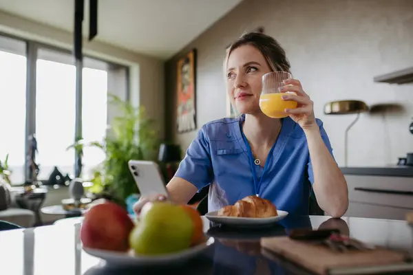 Kadın Hemşire Doktor Sabah Işe Gitmek Için Hazırlanıyor Kahvaltıda Akıllı — Stok fotoğraf