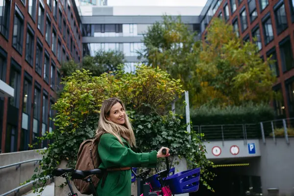 Güzel Hemşire Bisiklet Paylaşım Sistemi Kullanıyor Bisiklet Kiralıyor Şehirdeki Doktor — Stok fotoğraf